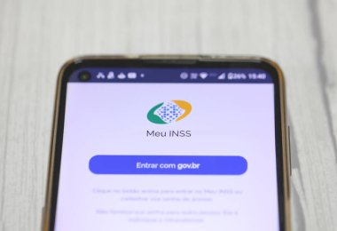 Brasilia, Federal Bölge, Brezilya - Nisan 2023. Ekranında INSS logosu olan cep telefonu. Brezilya Portekizcesinde Ulusal Sosyal Güvenlik Enstitüsü. 