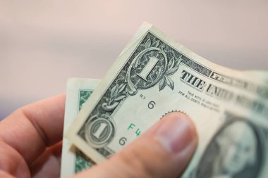 Para geçmişini dolar banknotlarıyla kapatın. Ekonomi ve finans kavramı.