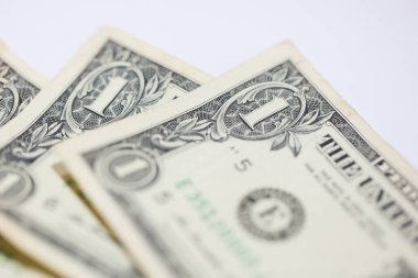 Para geçmişini dolar banknotlarıyla kapatın. Ekonomi ve finans kavramı.