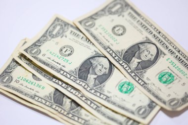 Para geçmişini dolar banknotlarıyla kapatın. Ekonomi ve finans kavramı.