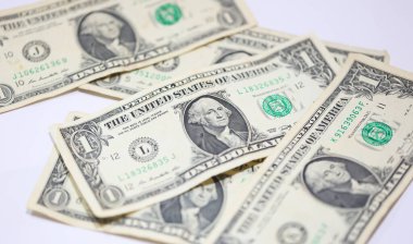 Para geçmişini dolar banknotlarıyla kapatın. Ekonomi ve finans kavramı.