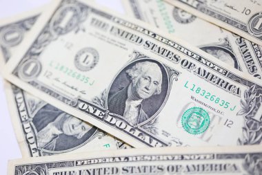 Para geçmişini dolar banknotlarıyla kapatın. Ekonomi ve finans kavramı.