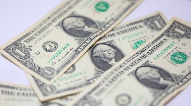 Para geçmişini dolar banknotlarıyla kapatın. Ekonomi ve finans kavramı.