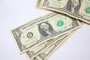 Para geçmişini dolar banknotlarıyla kapatın. Ekonomi ve finans kavramı.