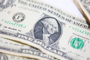 Para geçmişini dolar banknotlarıyla kapatın. Ekonomi ve finans kavramı.