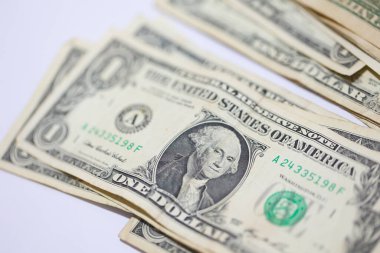 Para geçmişini dolar banknotlarıyla kapatın. Ekonomi ve finans kavramı.