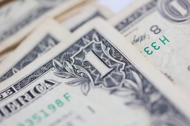 Para geçmişini dolar banknotlarıyla kapatın. Ekonomi ve finans kavramı.