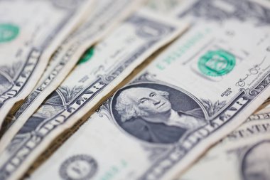 Para geçmişini dolar banknotlarıyla kapatın. Ekonomi ve finans kavramı.