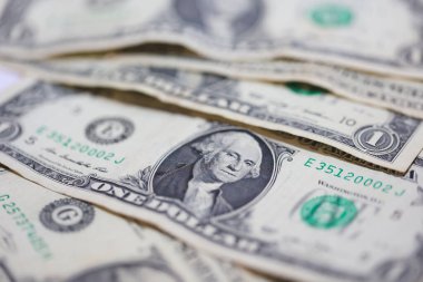 Para geçmişini dolar banknotlarıyla kapatın. Ekonomi ve finans kavramı.