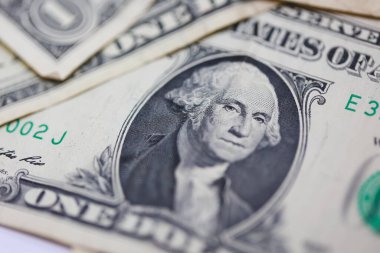 Para geçmişini dolar banknotlarıyla kapatın. Ekonomi ve finans kavramı.
