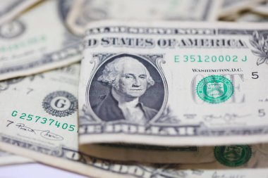 Para geçmişini dolar banknotlarıyla kapatın. Ekonomi ve finans kavramı.