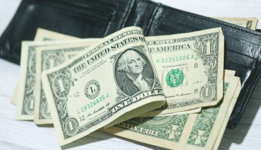 Para geçmişini dolar banknotlarıyla kapatın. Ekonomi ve finans kavramı.