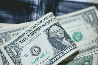 Para geçmişini dolar banknotlarıyla kapatın. Ekonomi ve finans kavramı.