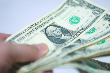 Para geçmişini dolar banknotlarıyla kapatın. Ekonomi ve finans kavramı.
