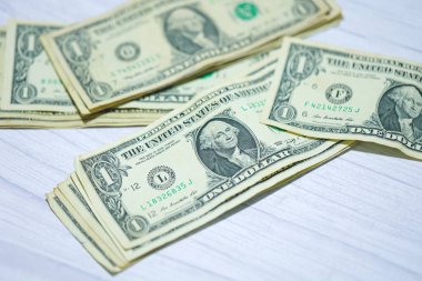 Para geçmişini dolar banknotlarıyla kapatın. Ekonomi ve finans kavramı.