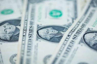Para geçmişini dolar banknotlarıyla kapatın. Ekonomi ve finans kavramı.