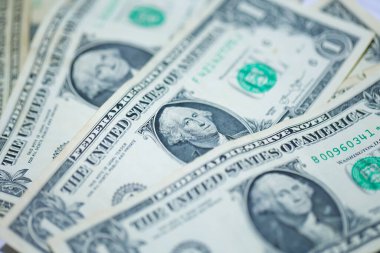 Para geçmişini dolar banknotlarıyla kapatın. Ekonomi ve finans kavramı.