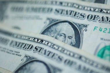 Para geçmişini dolar banknotlarıyla kapatın. Ekonomi ve finans kavramı.