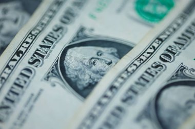 Para geçmişini dolar banknotlarıyla kapatın. Ekonomi ve finans kavramı.