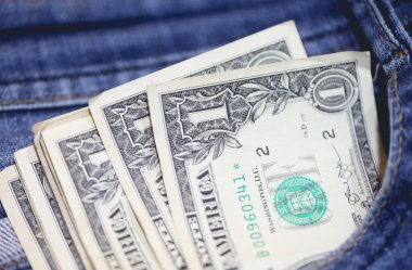 Para geçmişini dolar banknotlarıyla kapatın. Ekonomi ve finans kavramı.