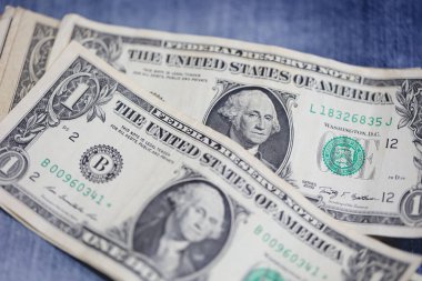 Para geçmişini dolar banknotlarıyla kapatın. Ekonomi ve finans kavramı.