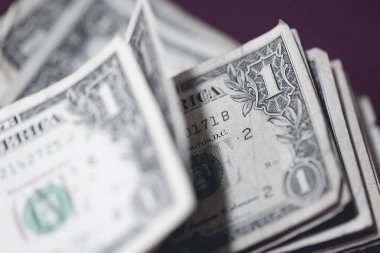 Para geçmişini dolar banknotlarıyla kapatın. Ekonomi ve finans kavramı.