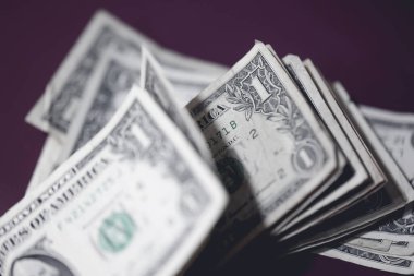 Para geçmişini dolar banknotlarıyla kapatın. Ekonomi ve finans kavramı.