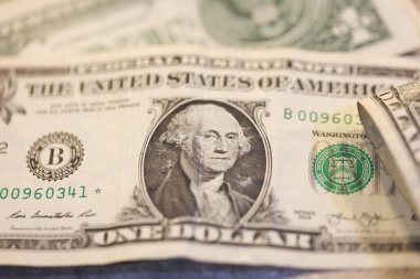 Para geçmişini dolar banknotlarıyla kapatın. Ekonomi ve finans kavramı.