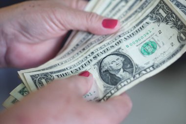 Para geçmişini dolar banknotlarıyla kapatın. Ekonomi ve finans kavramı.