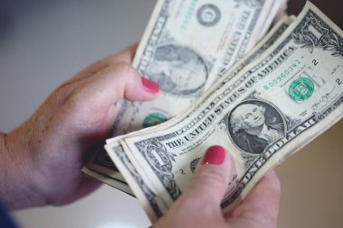 Para geçmişini dolar banknotlarıyla kapatın. Ekonomi ve finans kavramı.