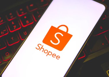 Brasilia, Federal Bölge, Brezilya - Nisan 2023. Akıllı telefon ekranında Shopee uygulaması logosu