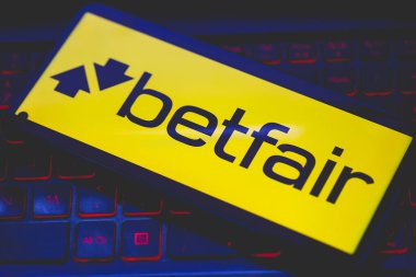 Brasilia, Federal Bölge, Brezilya - Nisan 2023. Akıllı telefon ekranında Betfair uygulama logosu