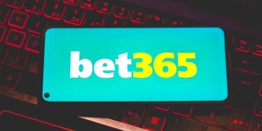 Brasilia, Federal Bölge, Brezilya - Nisan 2023. Akıllı telefon ekranında Bet365 uygulama logosu