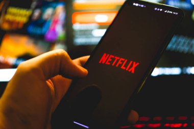 Brasilia, Federal Bölge, Brezilya - Nisan 2023. Akıllı telefon ekranında Netflix uygulama logosu
