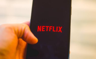 Brasilia, Federal Bölge, Brezilya - Nisan 2023. Akıllı telefon ekranında Netflix uygulama logosu