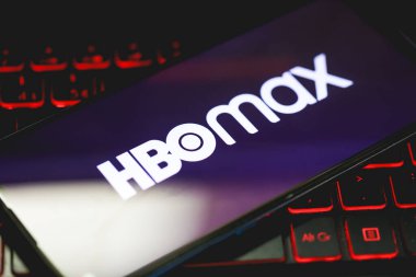Brasilia, Federal Bölge, Brezilya - Nisan 2023. Akıllı telefon ekranında HBO Max uygulama logosu