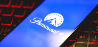 Brasilia, Federal Bölge, Brezilya - Nisan 2023. Akıllı telefon ekranında Paramount uygulaması logosu