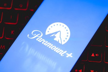 Brasilia, Federal Bölge, Brezilya - Nisan 2023. Akıllı telefon ekranında Paramount uygulaması logosu