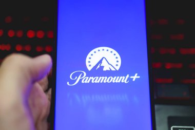 Brasilia, Federal Bölge, Brezilya - Nisan 2023. Akıllı telefon ekranında Paramount uygulaması logosu