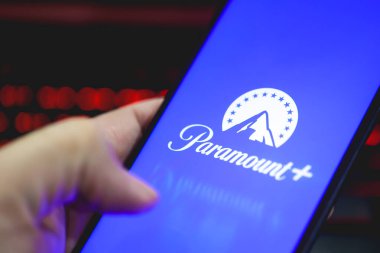 Brasilia, Federal Bölge, Brezilya - Nisan 2023. Akıllı telefon ekranında Paramount uygulaması logosu