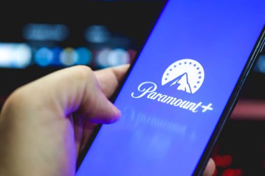 Brasilia, Federal Bölge, Brezilya - Nisan 2023. Akıllı telefon ekranında Paramount uygulaması logosu
