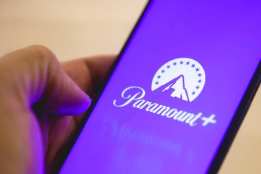 Brasilia, Federal Bölge, Brezilya - Nisan 2023. Akıllı telefon ekranında Paramount uygulaması logosu