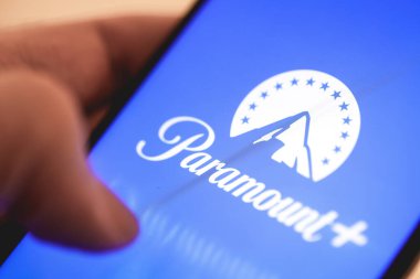 Brasilia, Federal Bölge, Brezilya - Nisan 2023. Akıllı telefon ekranında Paramount uygulaması logosu