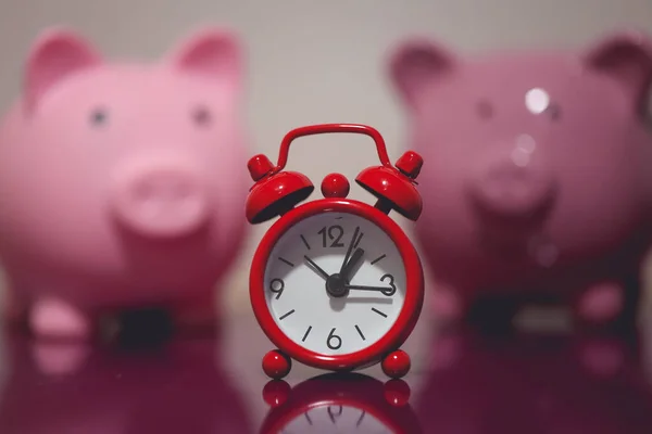 两个小猪银行和闹钟的近景 财务和时间概念 — 图库照片