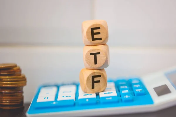 Acrónimo Etf Escrito Cubos Madera Una Calculadora Composición —  Fotos de Stock