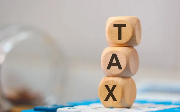 Word Tax Escrito Cubos Madera Una Calculadora Composición Primer Plano — Foto de Stock