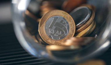 Brezilya 'dan gelen para. Cam bir kavanozun içinde Brezilya parası. Brezilya ekonomisi. Makro fotoğrafçılık.