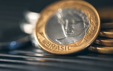 Koyu arkaplanda Brezilya paraları, yakın plan