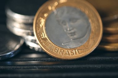 Koyu arkaplanda Brezilya paraları, yakın plan