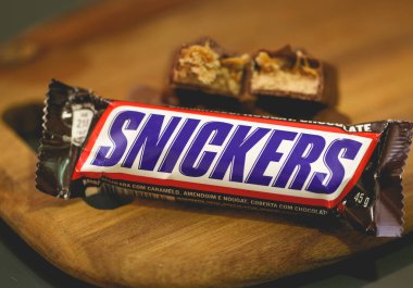 Tahta arka planda Snickers çikolatalarının yakın plan görüntüsü
